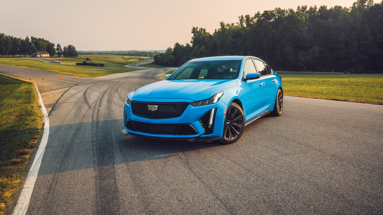 Голубой автомобиль Cadillac CT5-V Blackwing 2022 года на дороге