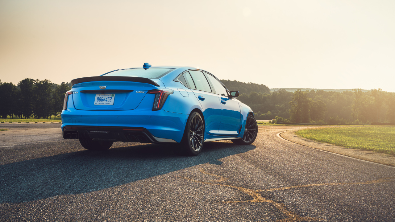 Голубой автомобиль Cadillac CT5-V Blackwing, 2022 года вид сзади