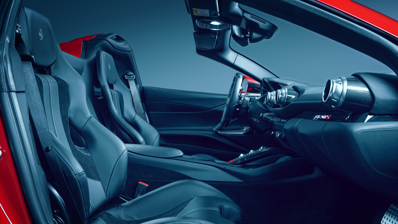 Черный салон автомобиля Ferrari 812 GTS N-Largo 2021 года 