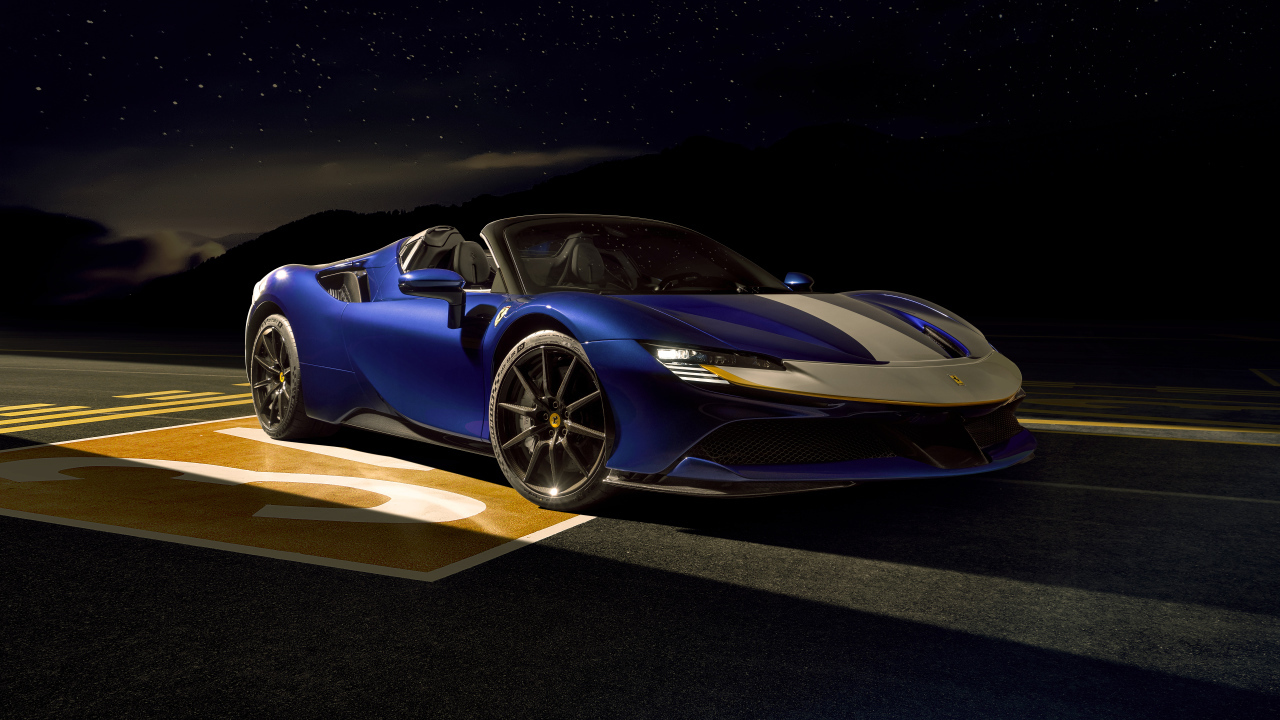Спортивный кабриолет Ferrari SF90 Spider Assetto Fiorano 2021 года на фоне неба