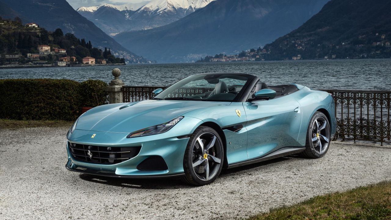 Красивый спортивный автомобиль Ferrari Portofino M 2021  года