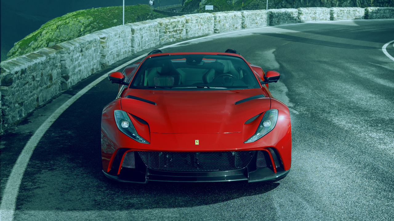 Красный автомобиль Novitec Ferrari 812 GTS N-Largo 2021 года на дороге 