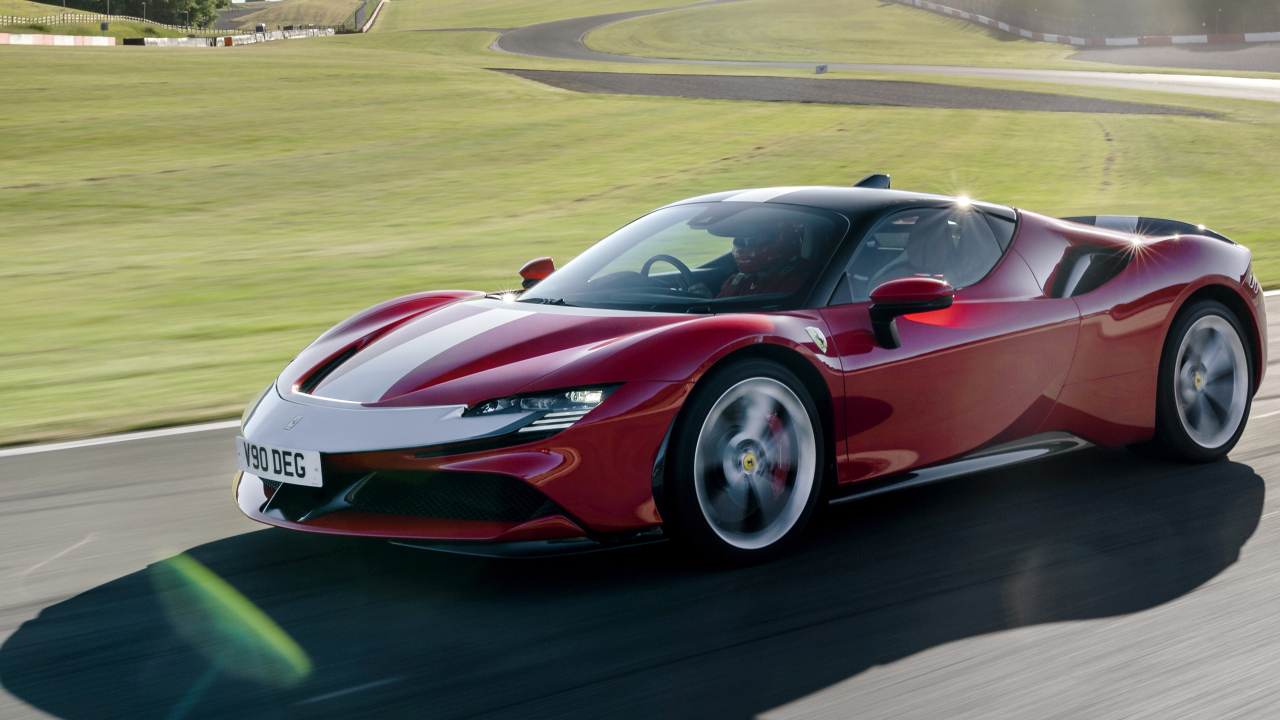 Красный быстрый Ferrari SF90 на трассе