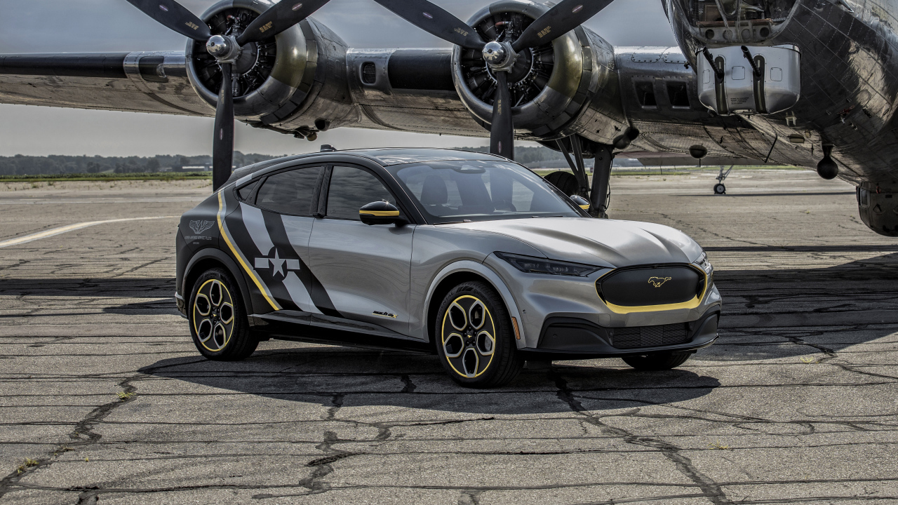 Серебристый Ford Mustang Mach-E, 2021 года у самолета