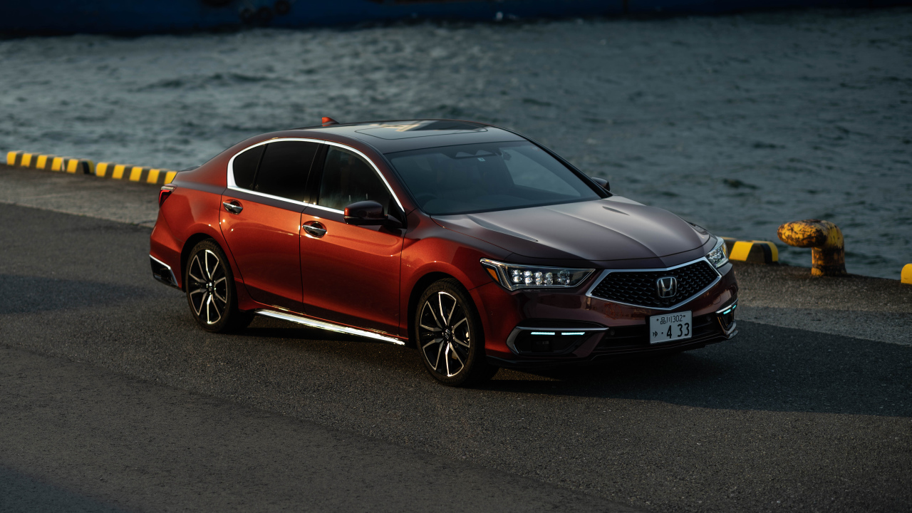 Бордовый автомобиль Honda Legend EX, 2021 года у воды