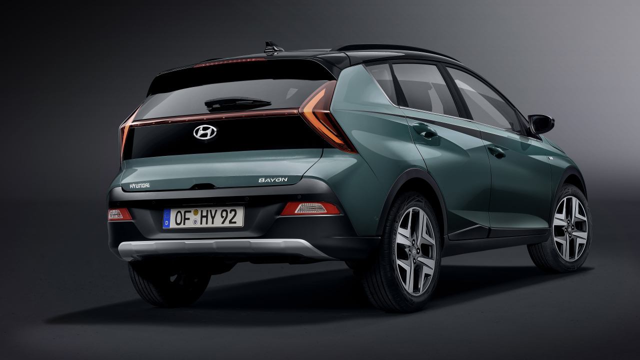 Автомобиль Hyundai IONIQ 5 2021 года вид сзади на сером фоне