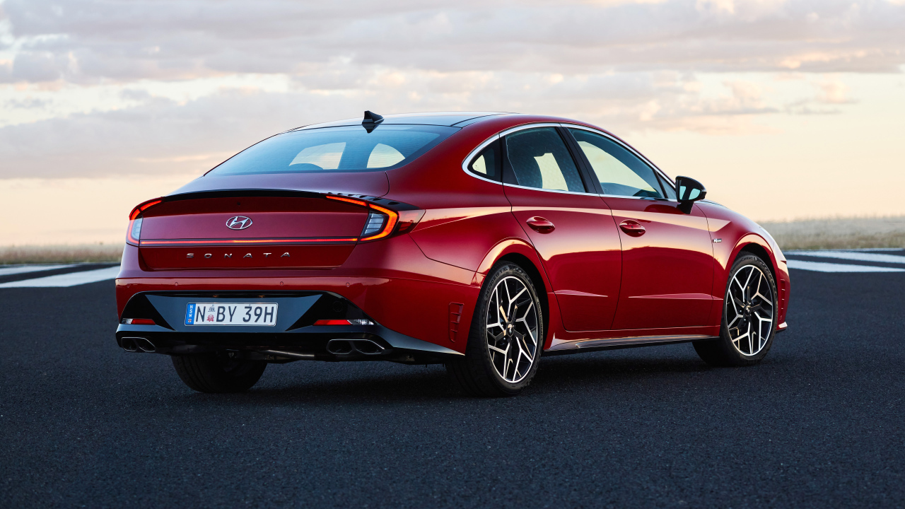 Красный автомобиль Hyundai Sonata N Line 2021 года вид сзади