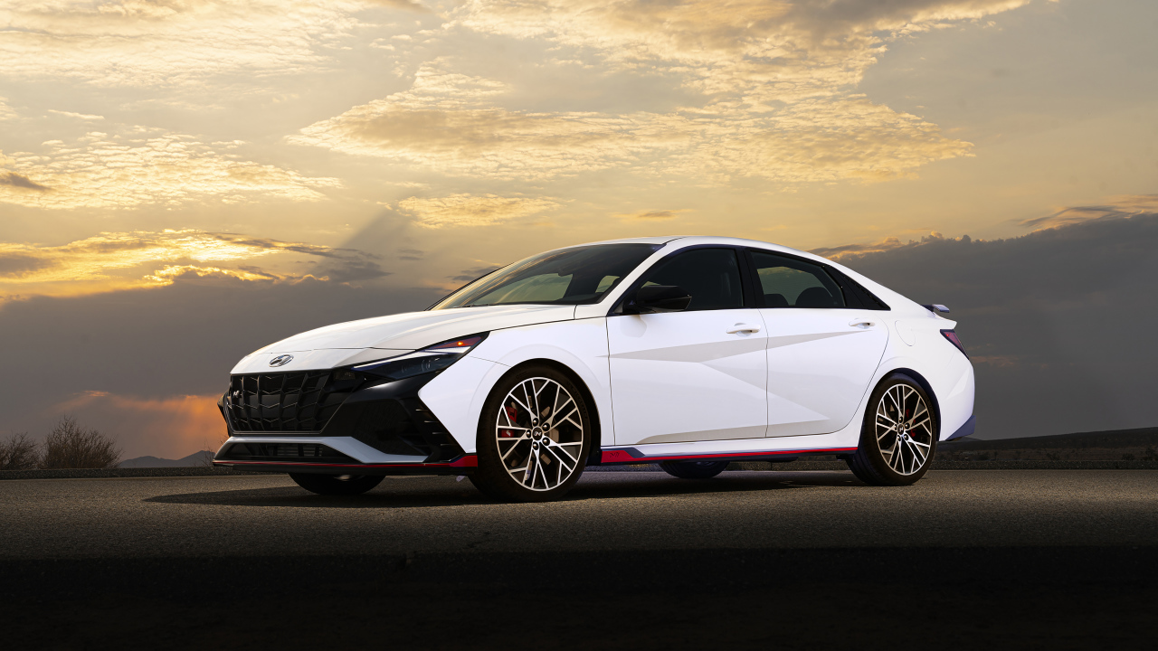 Белый Hyundai Elantra N, 2022 года на фоне неба