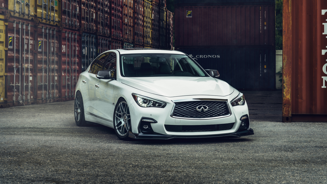 Белый автомобиль Infiniti Q50, 2021 года в порту