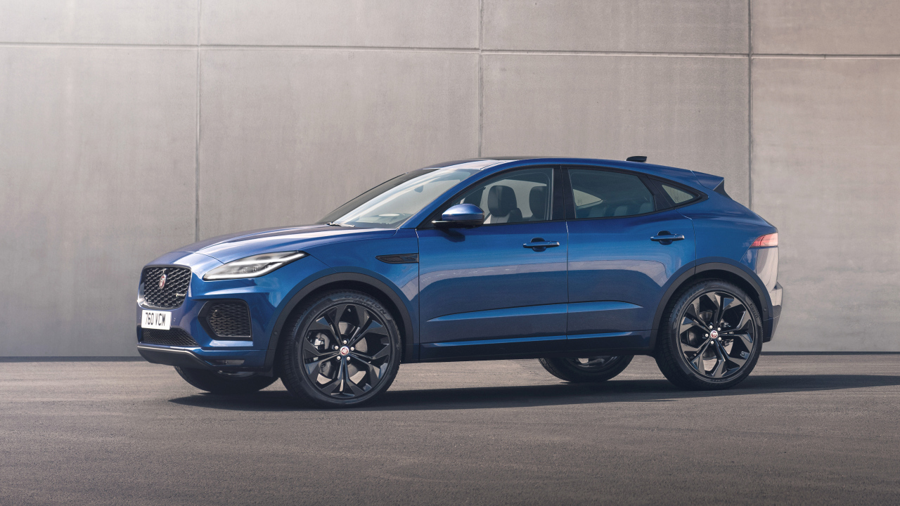 Синий Jaguar E-Pace R-Dynamic Black Pack 2021 года на фоне стены