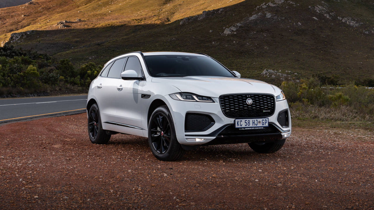 Белый внедорожник Jaguar F-Pace D300 R-Dynamic Black Pack 2021 года в горах