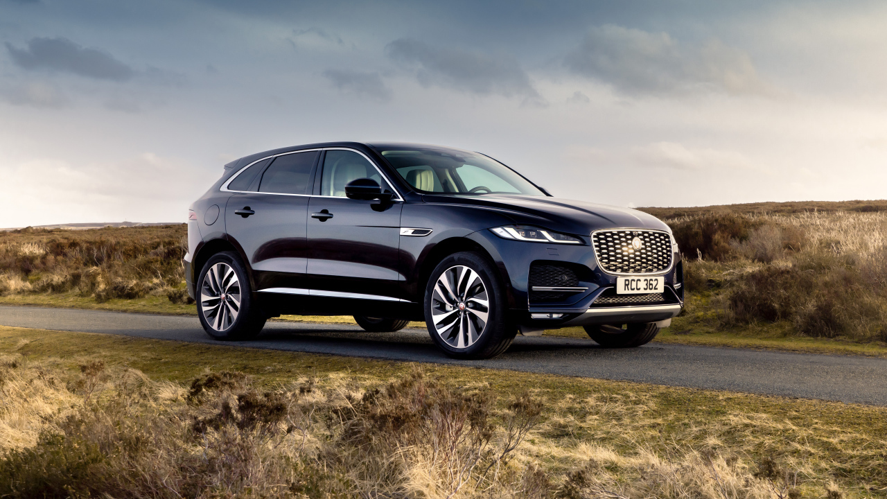 Черный автомобиль Jaguar F-Pace P400e AWD 2021 года