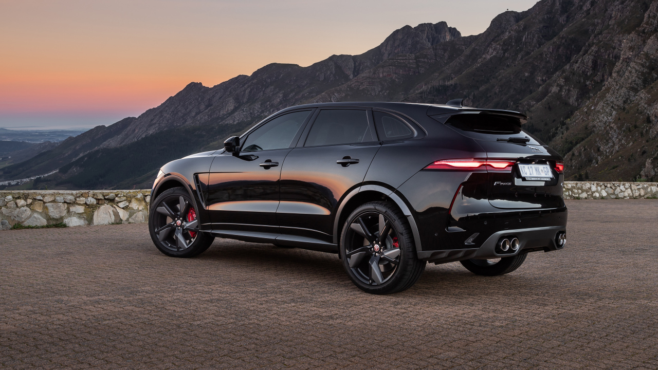 Внедорожник Jaguar F-Pace SVR 2021 года вид сзади