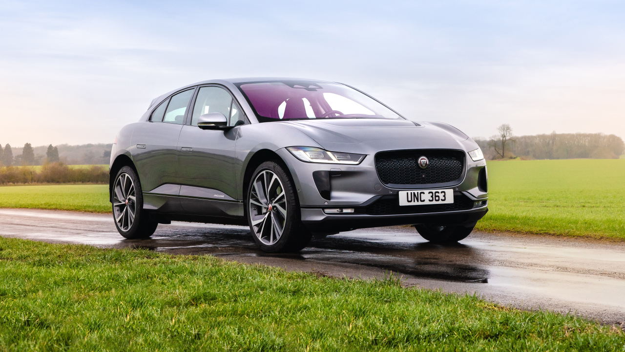 Автомобиль Jaguar I-Pace EV400 AWD S, 2021 года на дороге весной