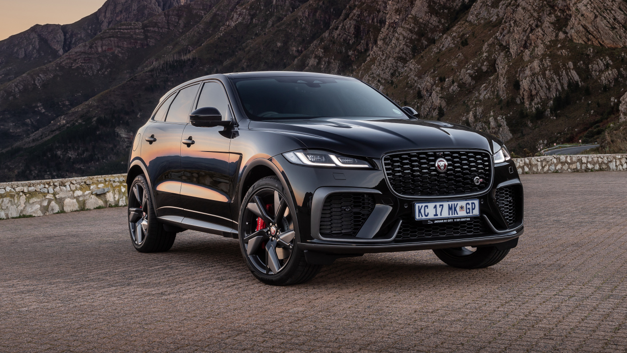 Черный Jaguar F-Pace SVR 2021  года на фоне гор