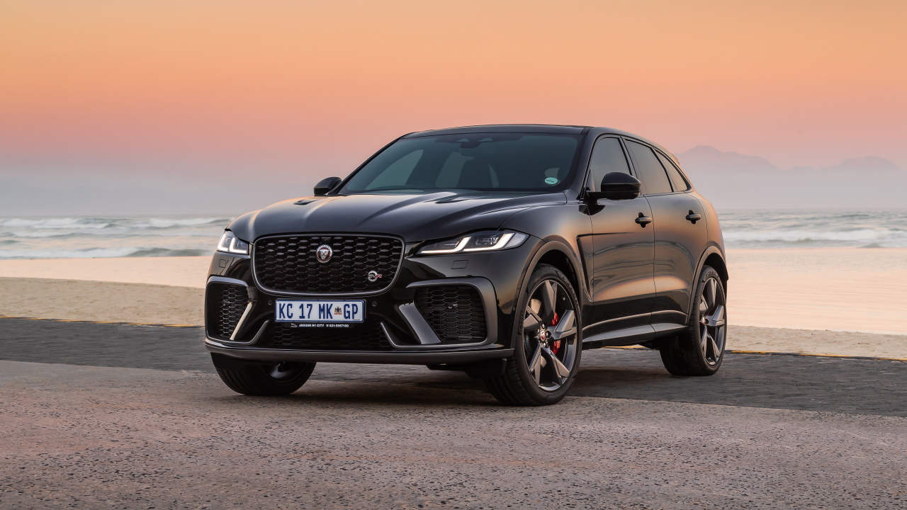 Дорогой автомобиль Jaguar F-Pace SVR 2021 года у моря