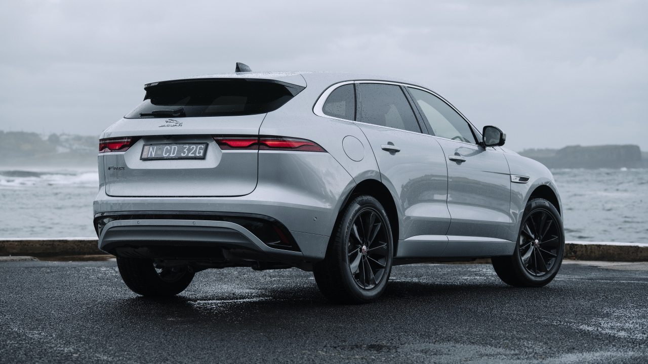 Автомобиль Jaguar F-Pace P250 R-Dynamic, 2021 года вид сзади