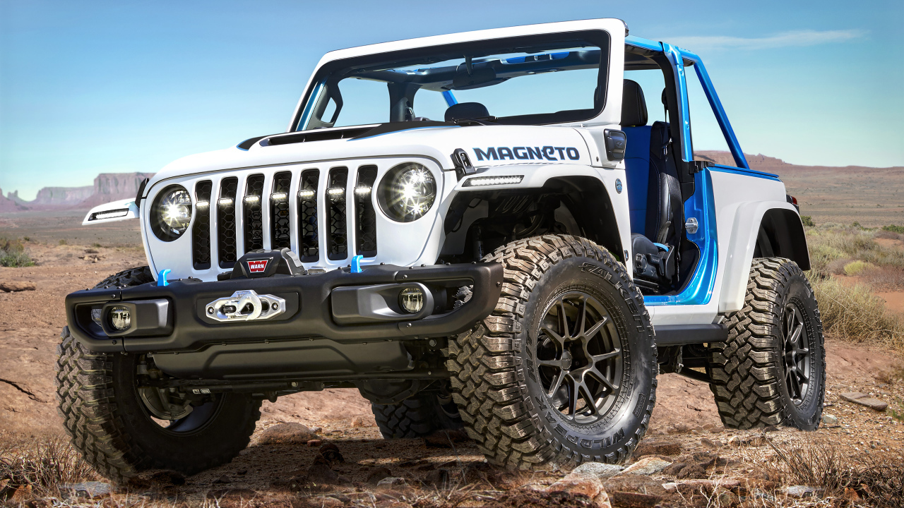 Спортивный Jeep Wrangler Magneto 2021 года в пустыне