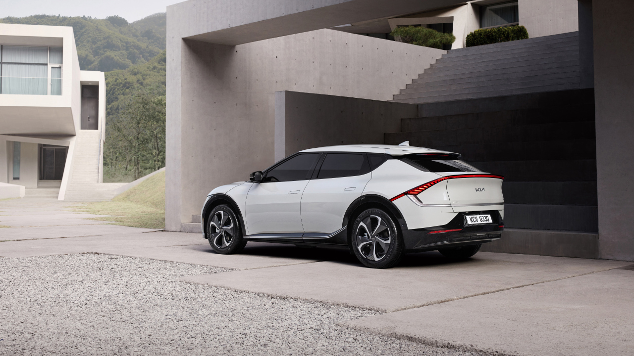 Белый кроссовер Kia EV6 2021 года вид сзади