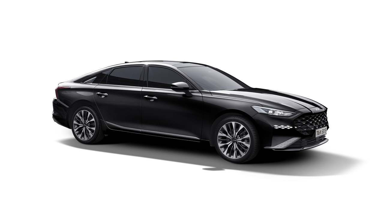 Черный стильный автомобиль Kia K8 2021 года на белом фоне