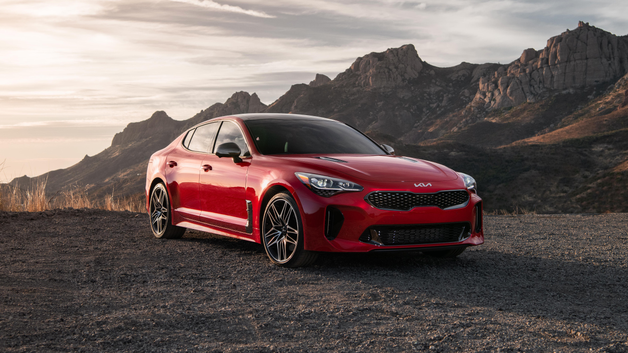 Красный автомобиль  Kia Stinger GT, 2022 года в горах