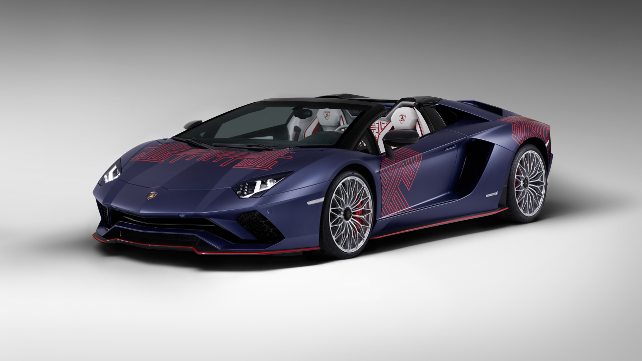 Кабриолет Lamborghini Aventador S, 2021 года на сером фоне