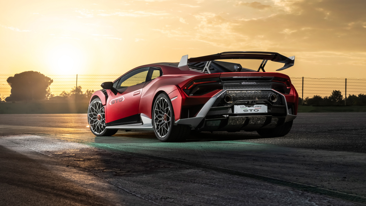 Автомобиль Lamborghini Huracán STO 2021 года вид сзади на закате