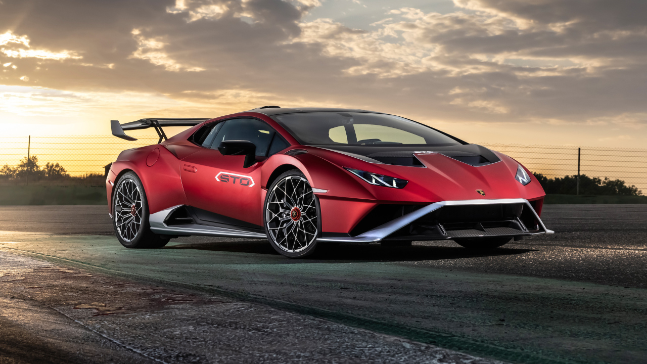 Красный автомобиль Lamborghini Huracán STO 2021 года на фоне неба
