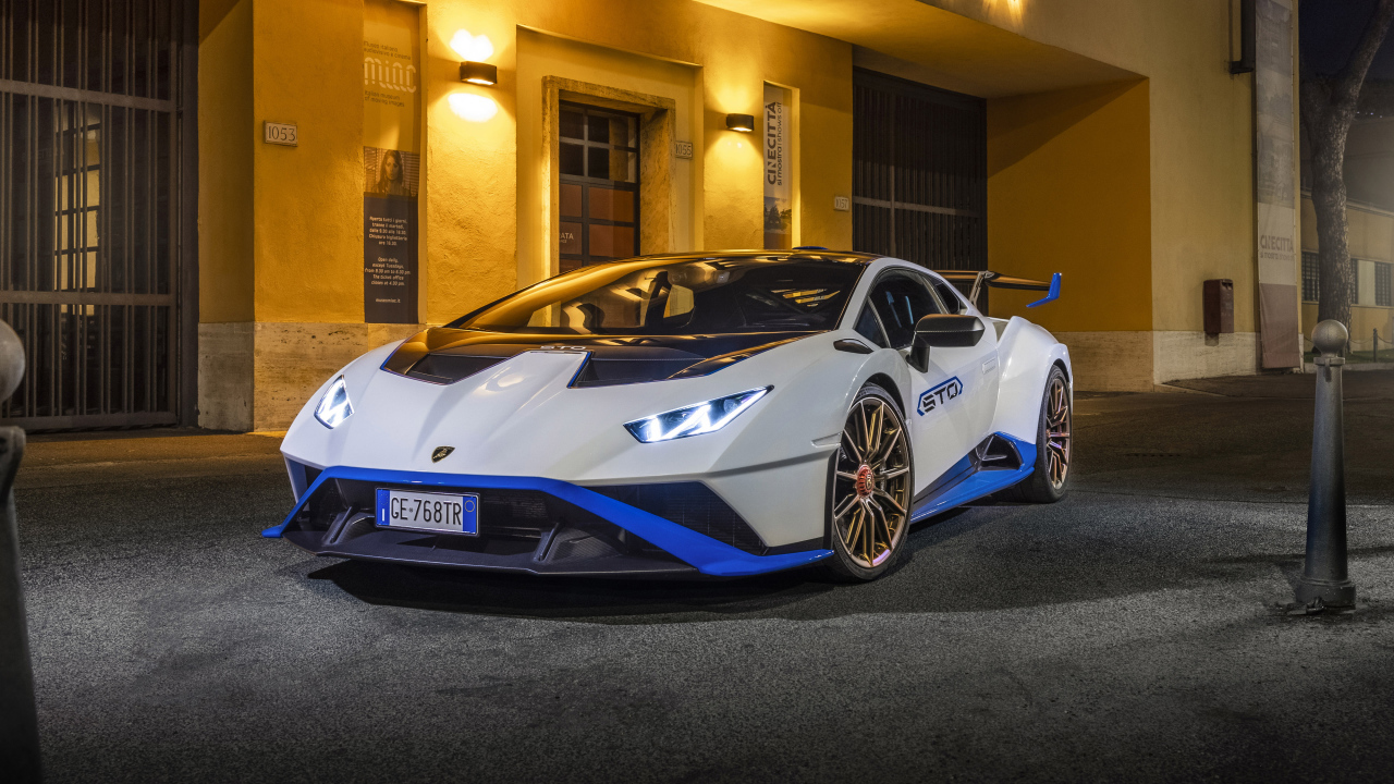 Белый Lamborghini Huracán STO 2021 года у дома ночью