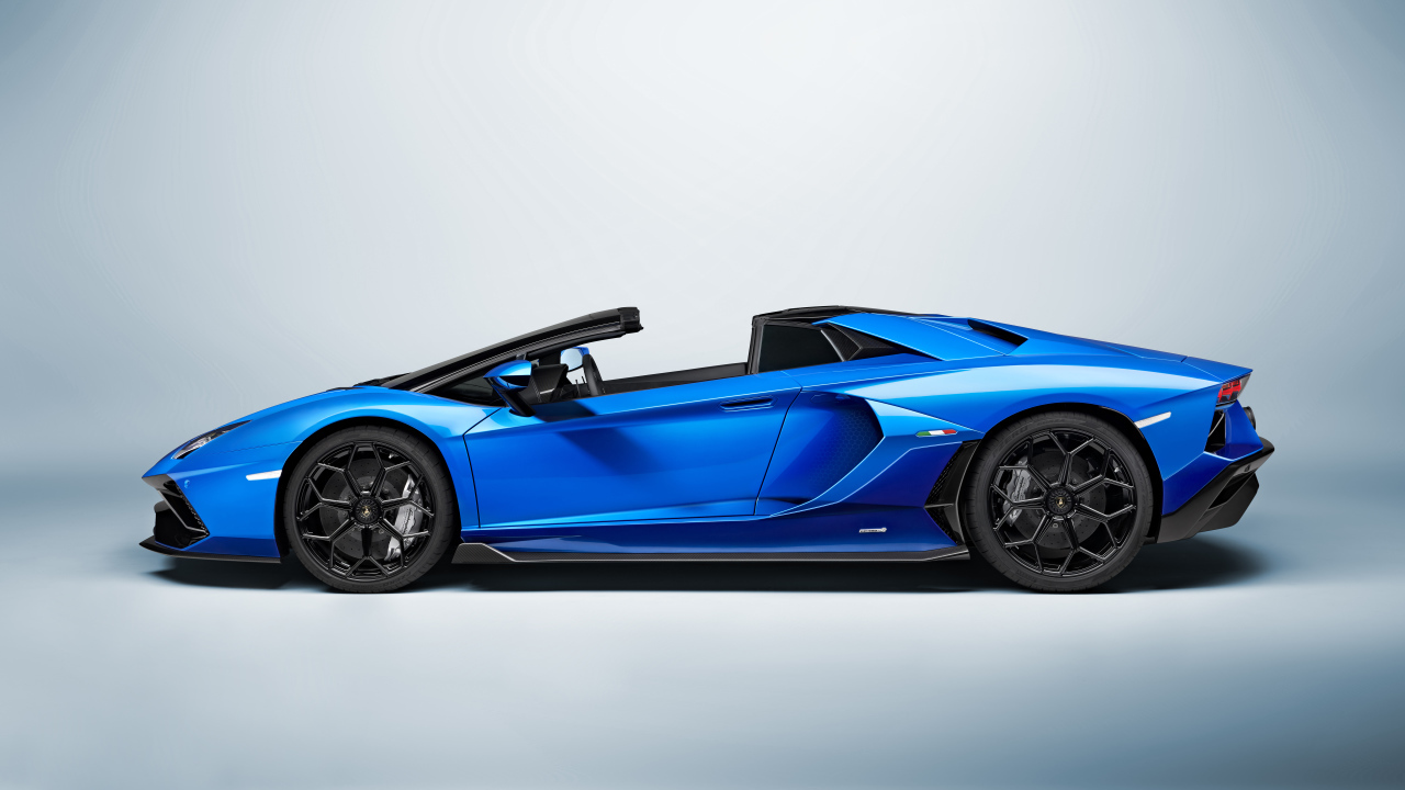 Синий Lamborghini Aventador LP 780-4 Ultimate 2021 года вид сбоку