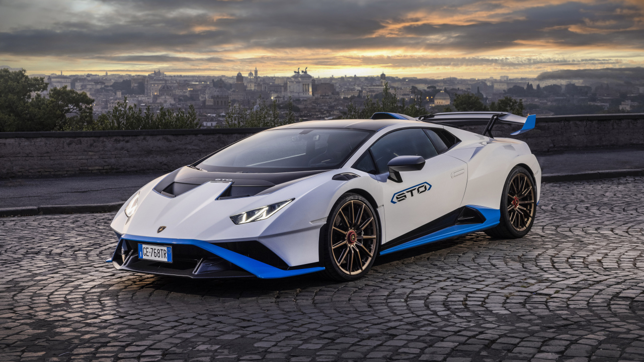 Быстрый Lamborghini Huracán STO 2021 года на фоне города 