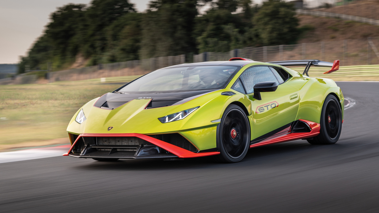 Быстрый Lamborghini Huracán STO 2021 года на трассе
