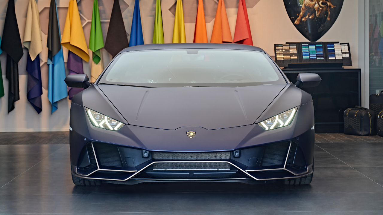 Вид спереди на автомобиль Lamborghini Huracán, 2021 года
