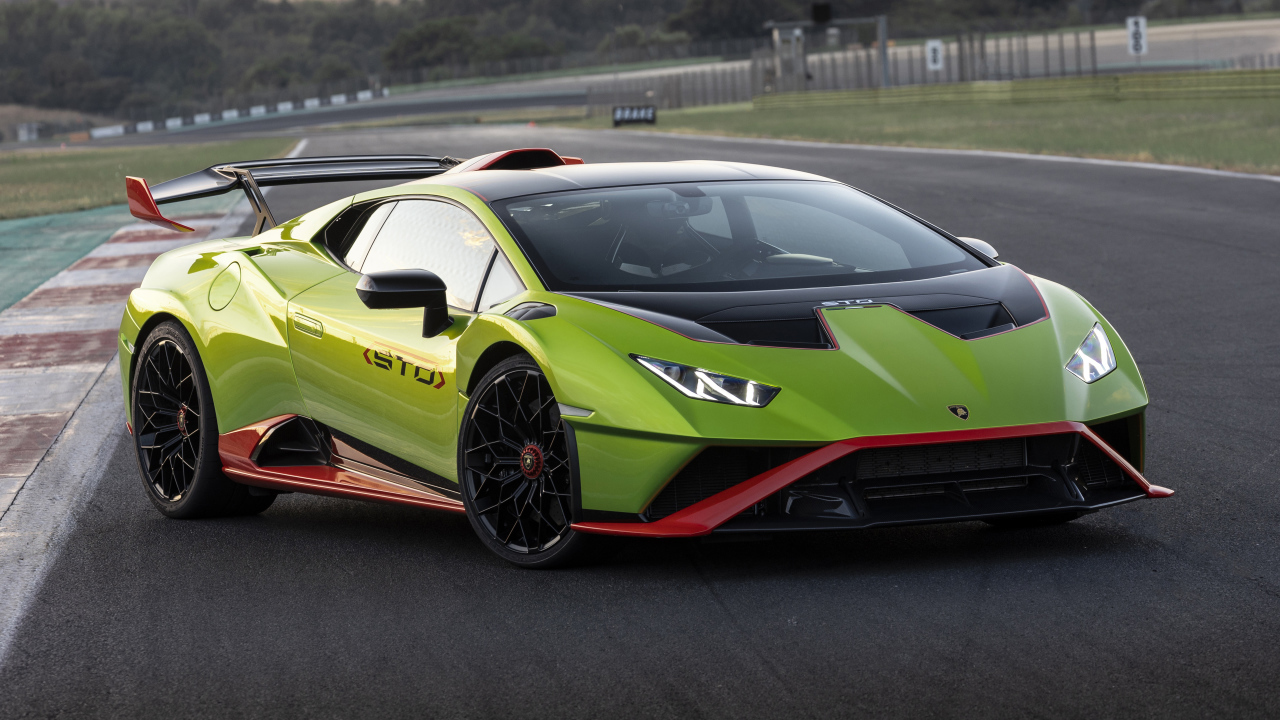Зеленый автомобиль Lamborghini Huracán STO 2021 года на дороге