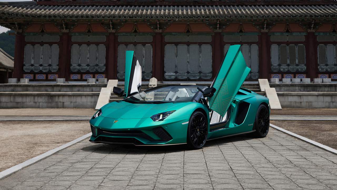 Автомобиль Lamborghini Aventador S, 2021 с открытыми дверями