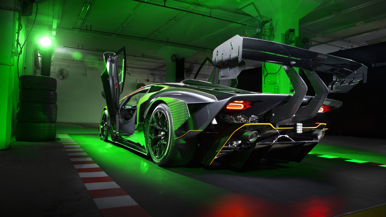 Автомобиль Lamborghini Essenza SCV12 в гараже