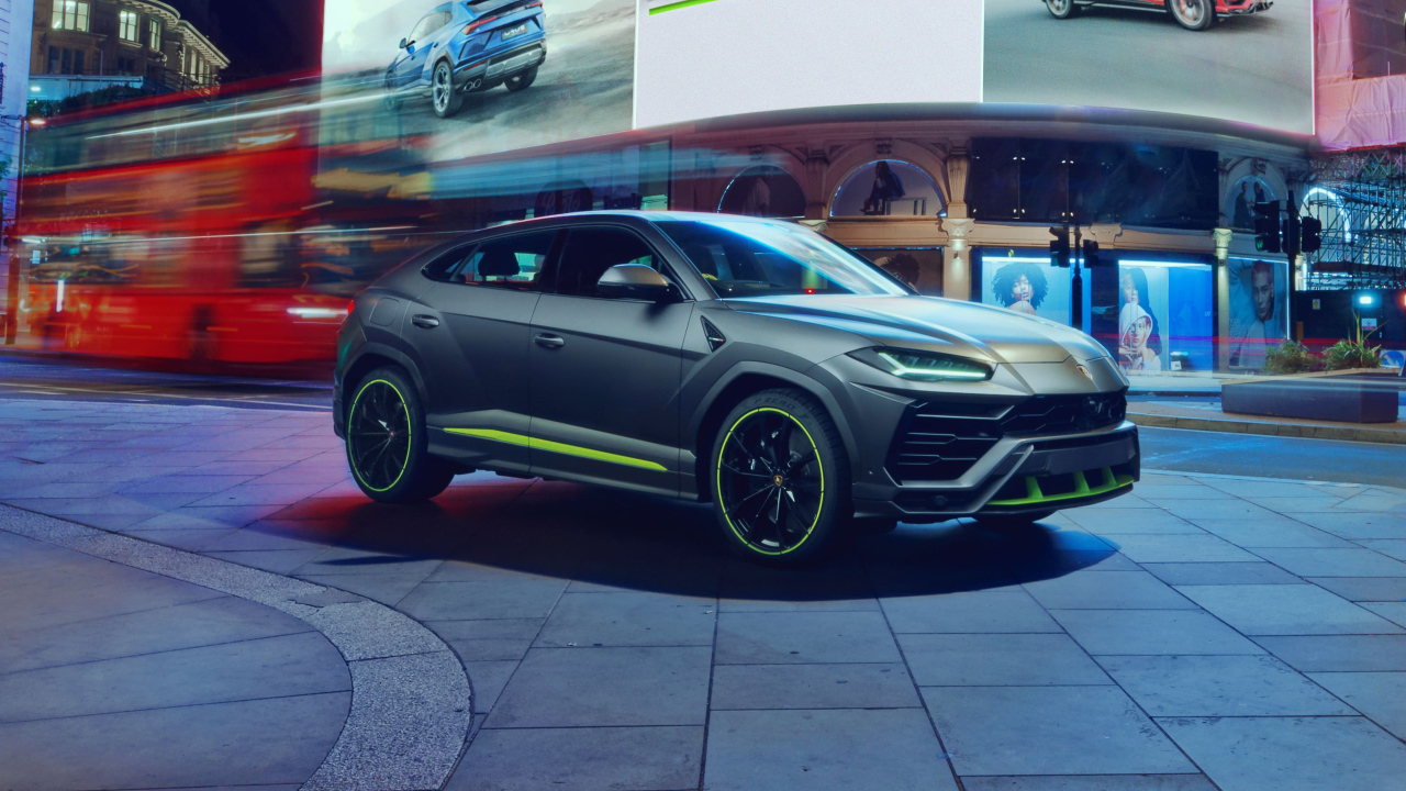 Внедорожник Lamborghini Urus в городе