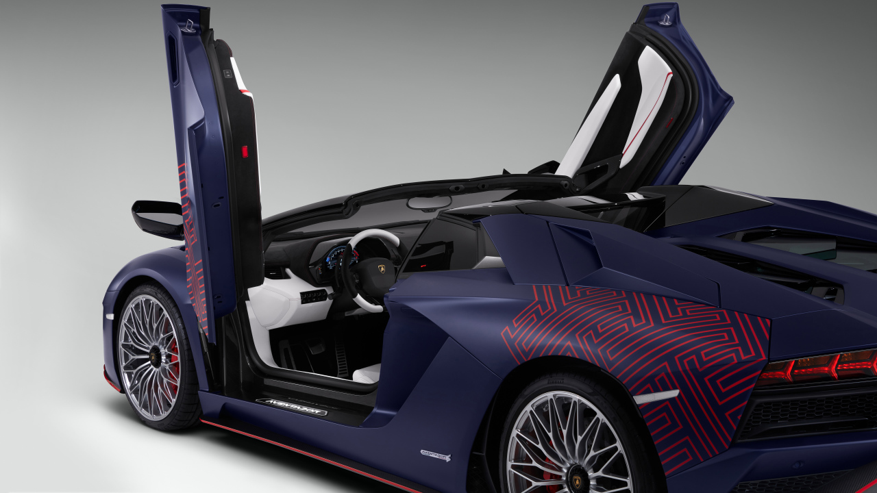 Спортивный автомобиль Lamborghini Aventador S, 2021  года на сером фоне