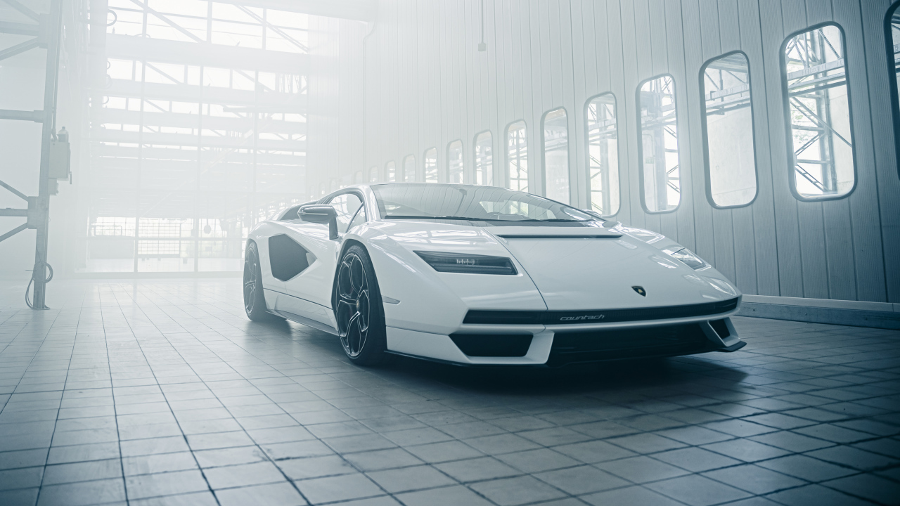 Белый  Lamborghini Countach LPI 800-4, 2022 года в здании