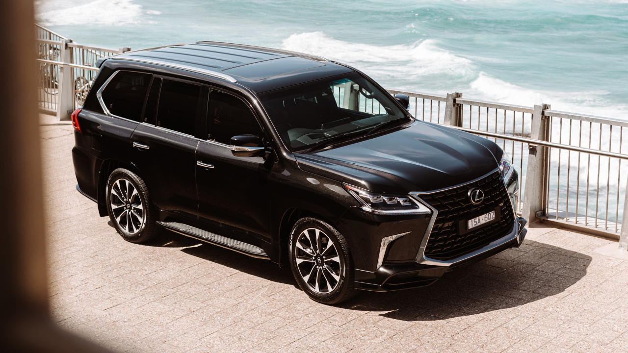 Черный внедорожник Lexus LX 570 S 2021 года у воды