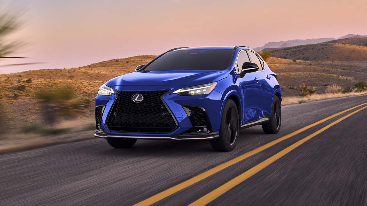 Синий автомобиль Lexus NX 450h+ AWD F SPORT, 2022 года на трассе