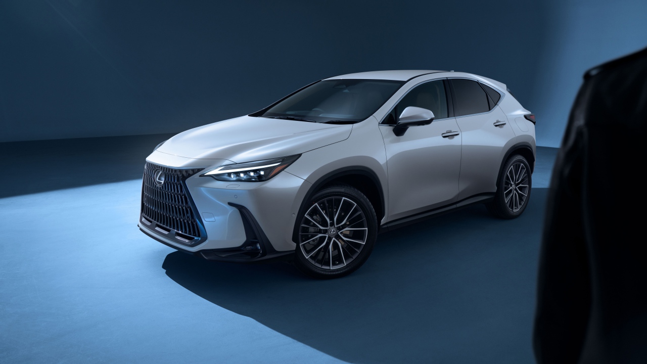 Автомобиль Lexus NX 450h+ AWD, 2021 года на сером фоне
