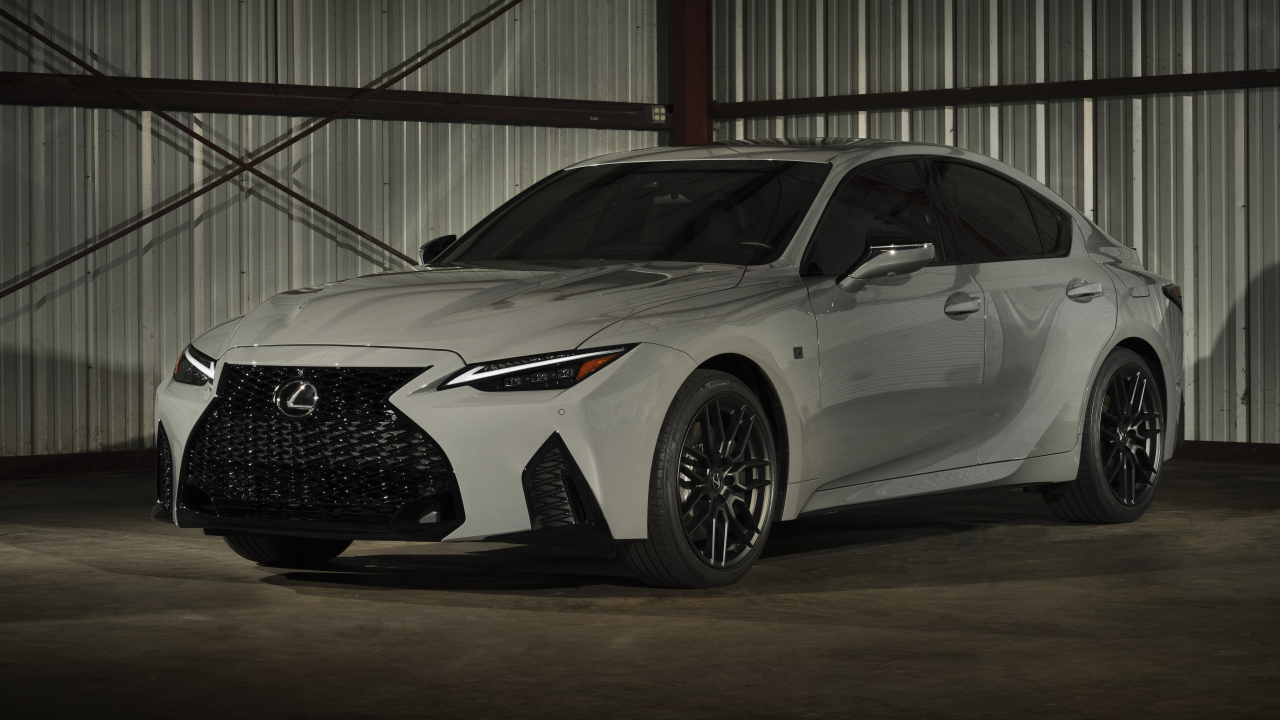 Белый автомобиль  Lexus IS 500 F SPORT, 2022 года