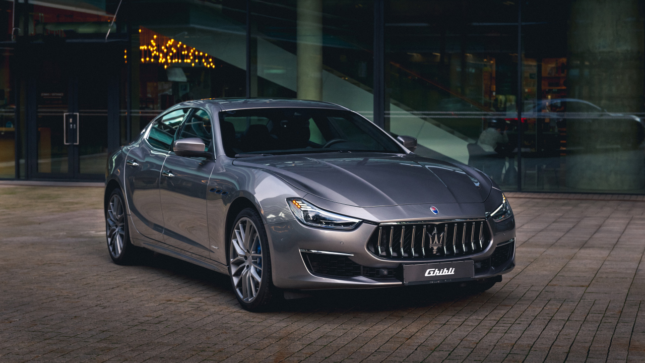 Дорогой стильный автомобиль Maserati Ghibli Hybrid GranLusso