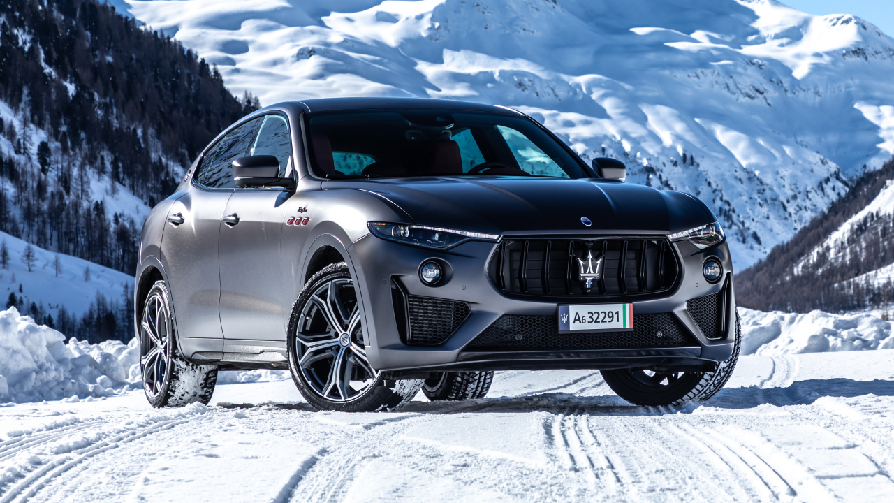 Серебристый автомобиль Maserati Levante Trofeo в горах