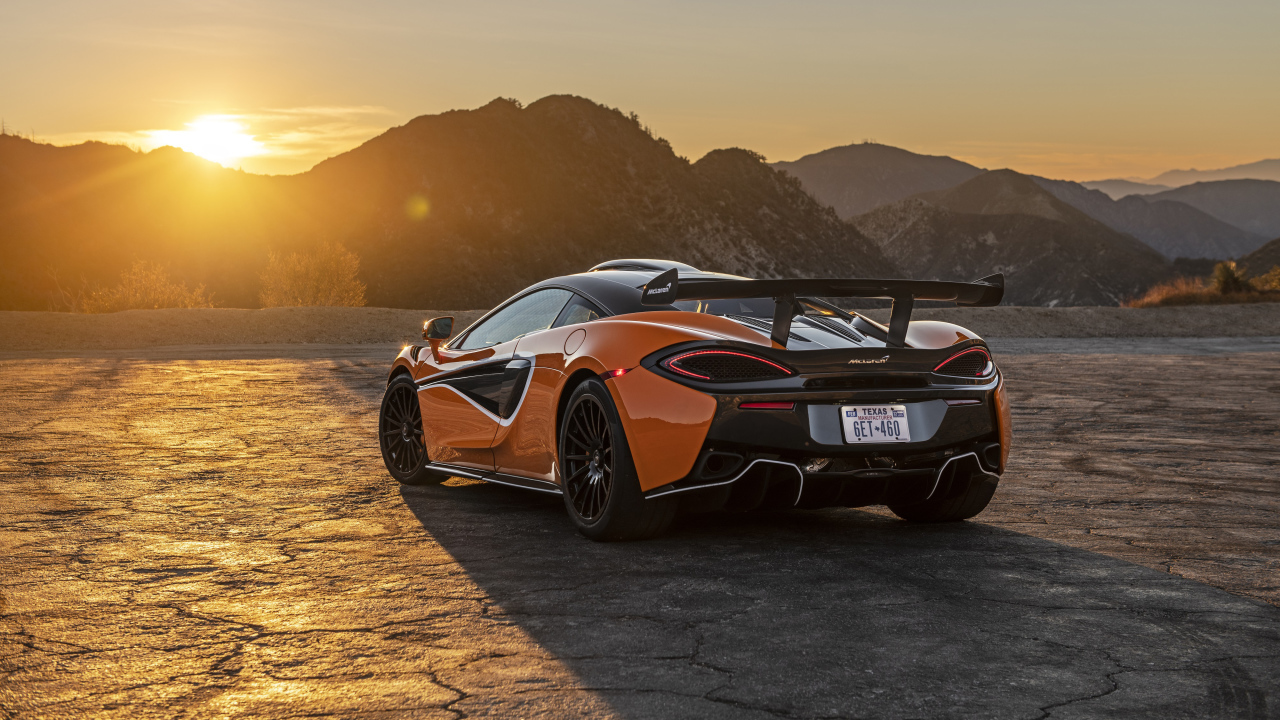 Автомобиль McLaren 620R, 2021 года вид сзади в лучах солнца