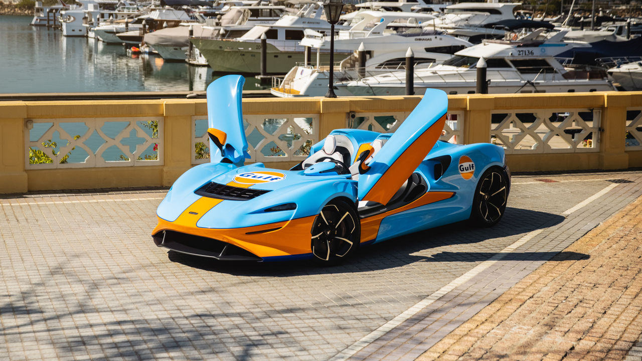 Спортивный автомобиль  McLaren Elva Gulf Theme, 2021 года с открытыми дверями