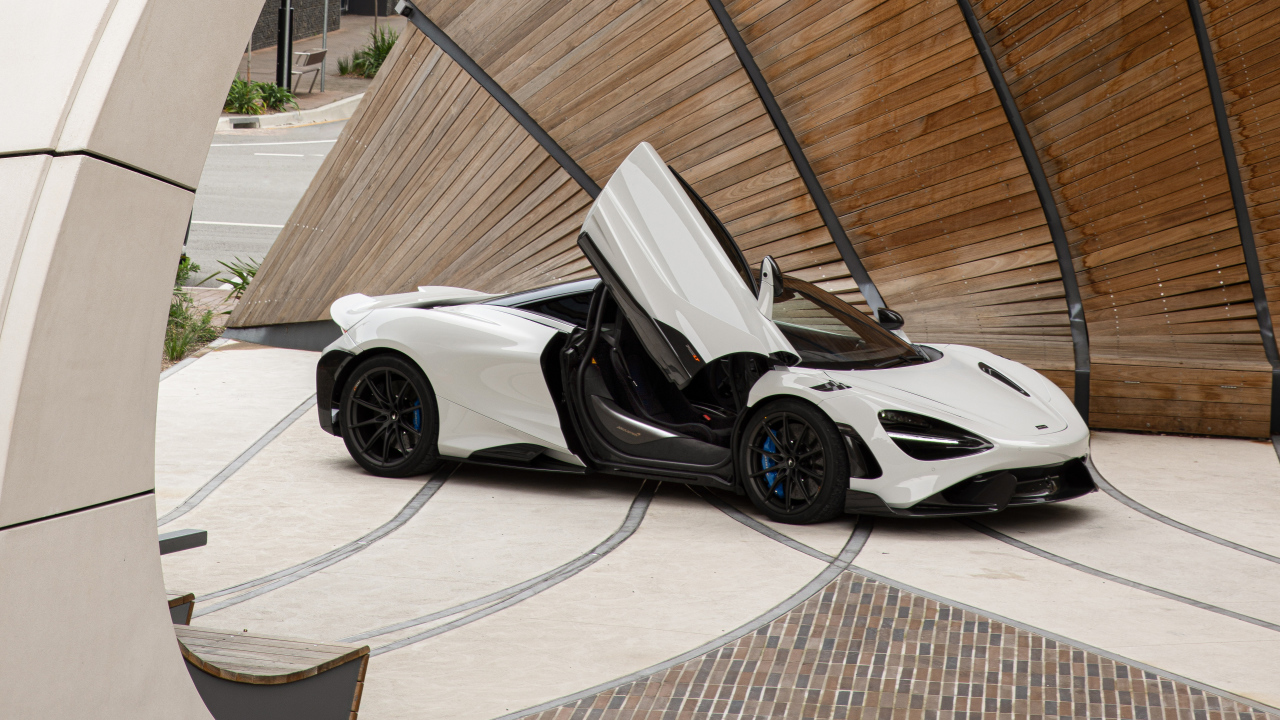 Белый быстрый автомобиль McLaren 765LT, 2021 года