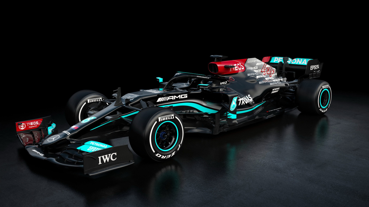 Гоночный автомобиль Mercedes-AMG F1 W12 E Performance 2021  года на черном фоне