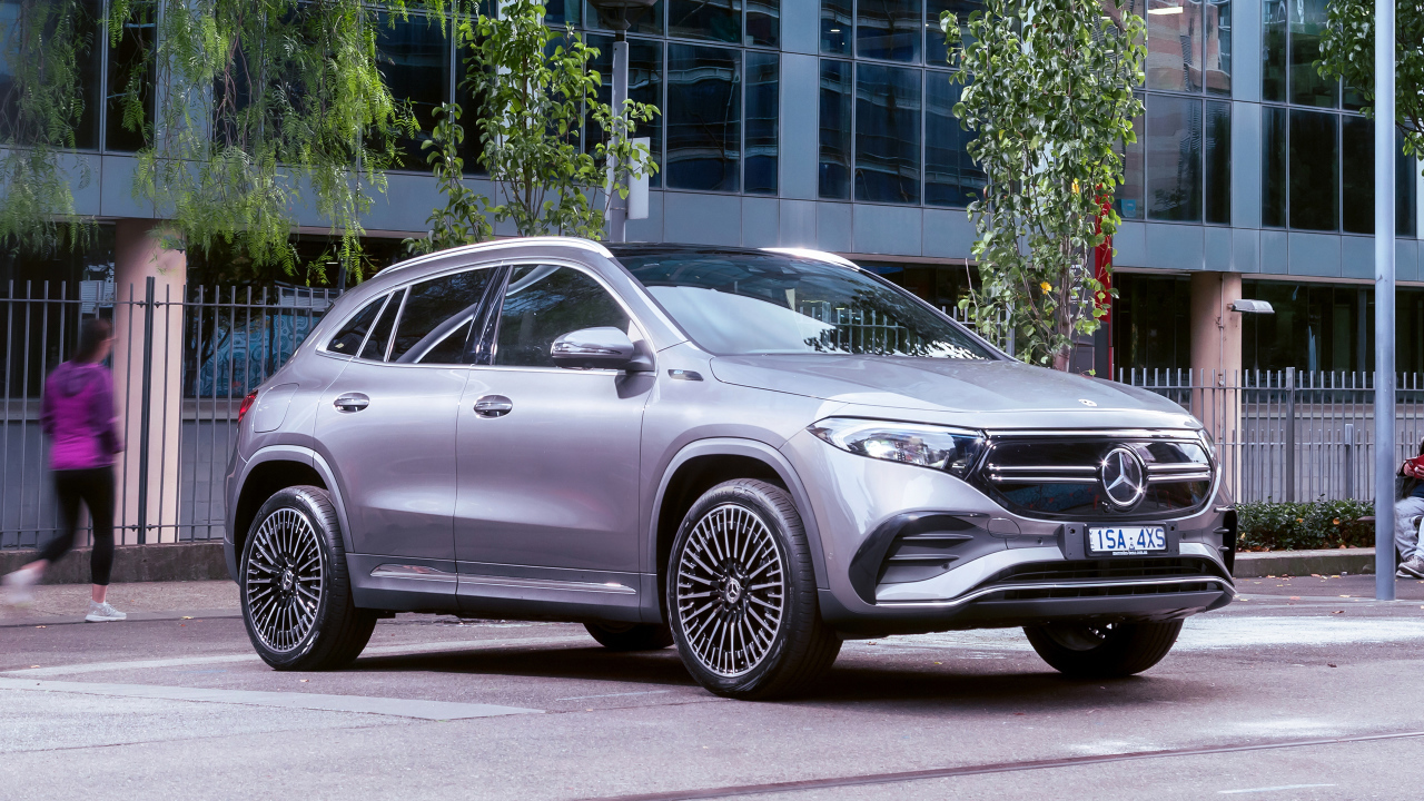 Серебристый автомобиль Mercedes-Benz EQA 250 AMG Line 2021 года